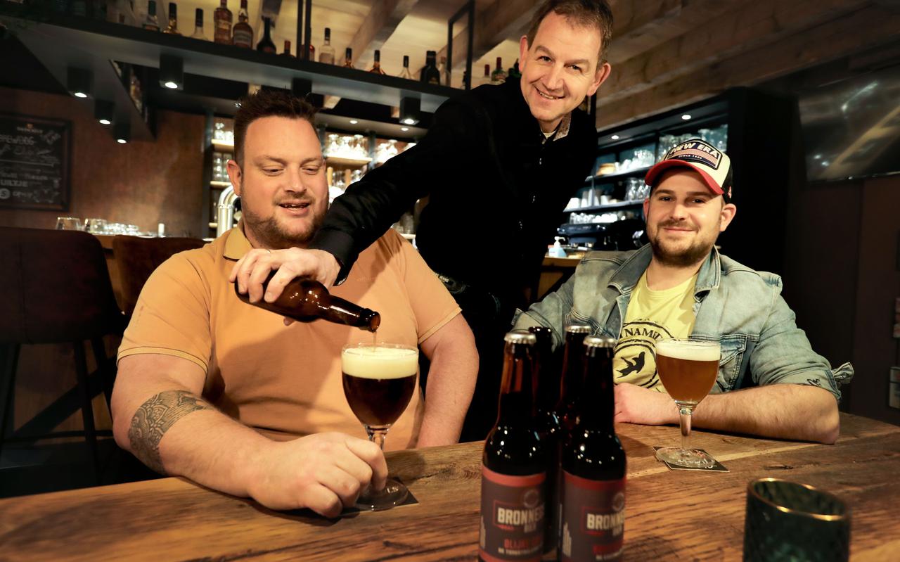 Gerard Koops, Roelof Rozenveld en Joran Haandrikman (vlnr) proosten op de lancering van hun bier. 