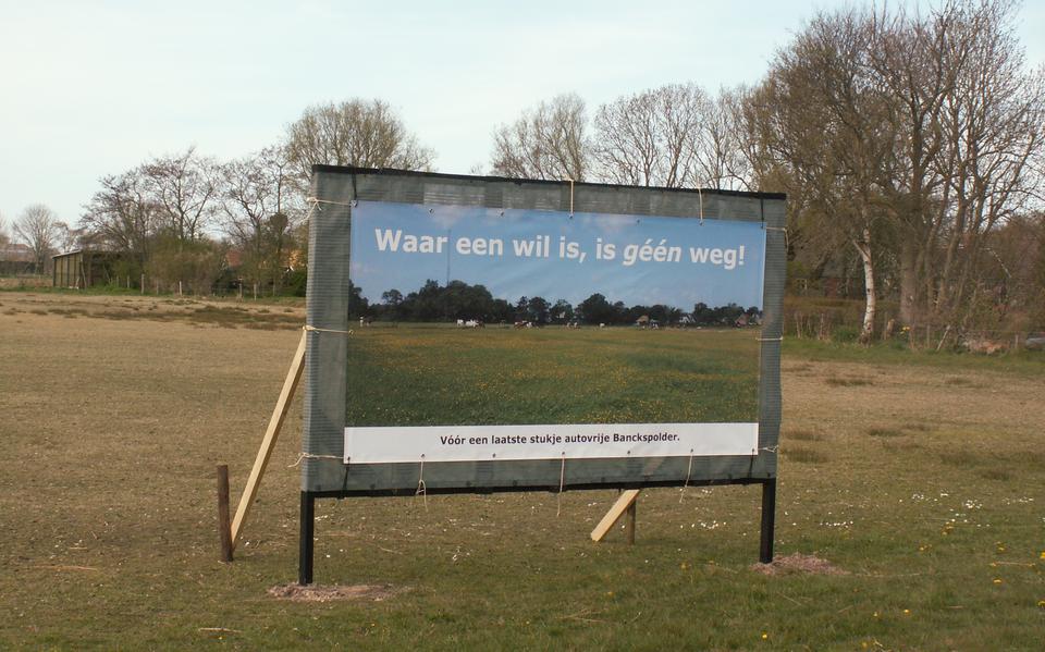 Een spandoek tegen de aanleg van een ontsluitingsweg door de Banckspolder op Schiermonnikoog. 