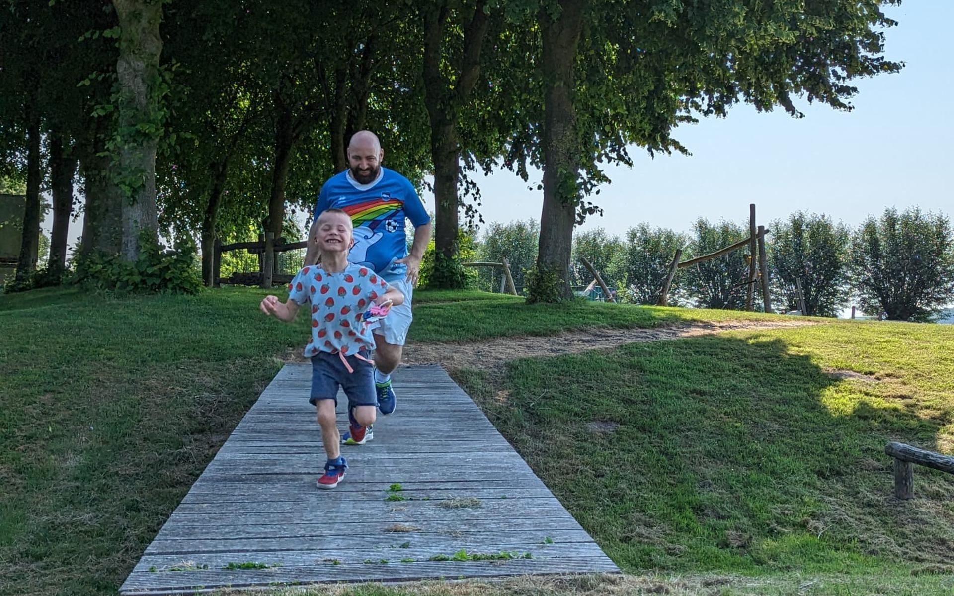 Vader Bas uit Garsthuizen loopt 4 Mijl voor onderzoek zeldzame ziekte zoontje Dorian