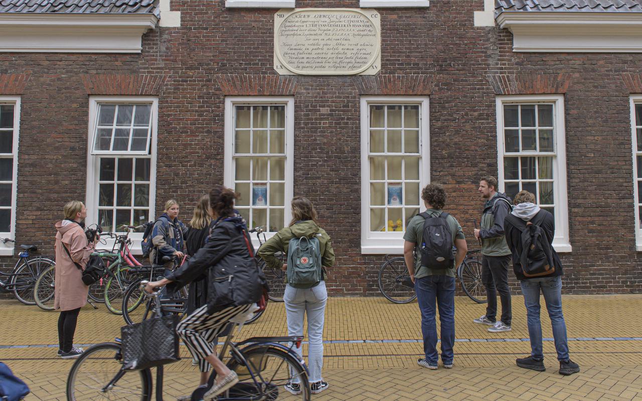 Studenten van het Noorderpoort krijgen een rondleiding langs sporen van het slavernijverleden in Groningen.