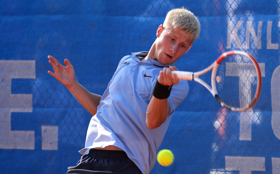 Tennisser Max Houkes vorig jaar in actie op het proftoernooi van Haren, dat hij won.