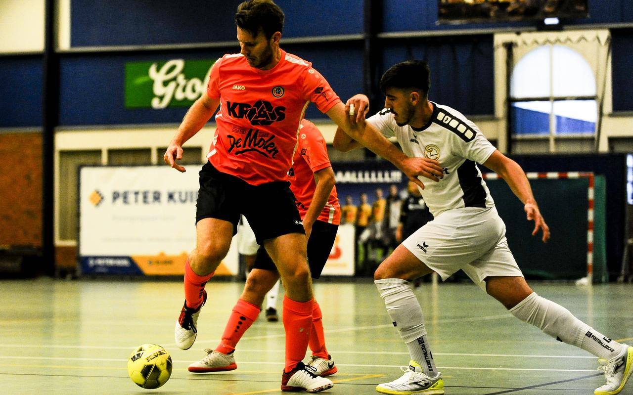 Getuar Derguti van Leekster Eagles (rechts) in duel met Volendam-speler Kevin Mühren. Getuar Derguti van Leekster Eagles (rechts) in duel met Volendam-speler Kevin Mühren.