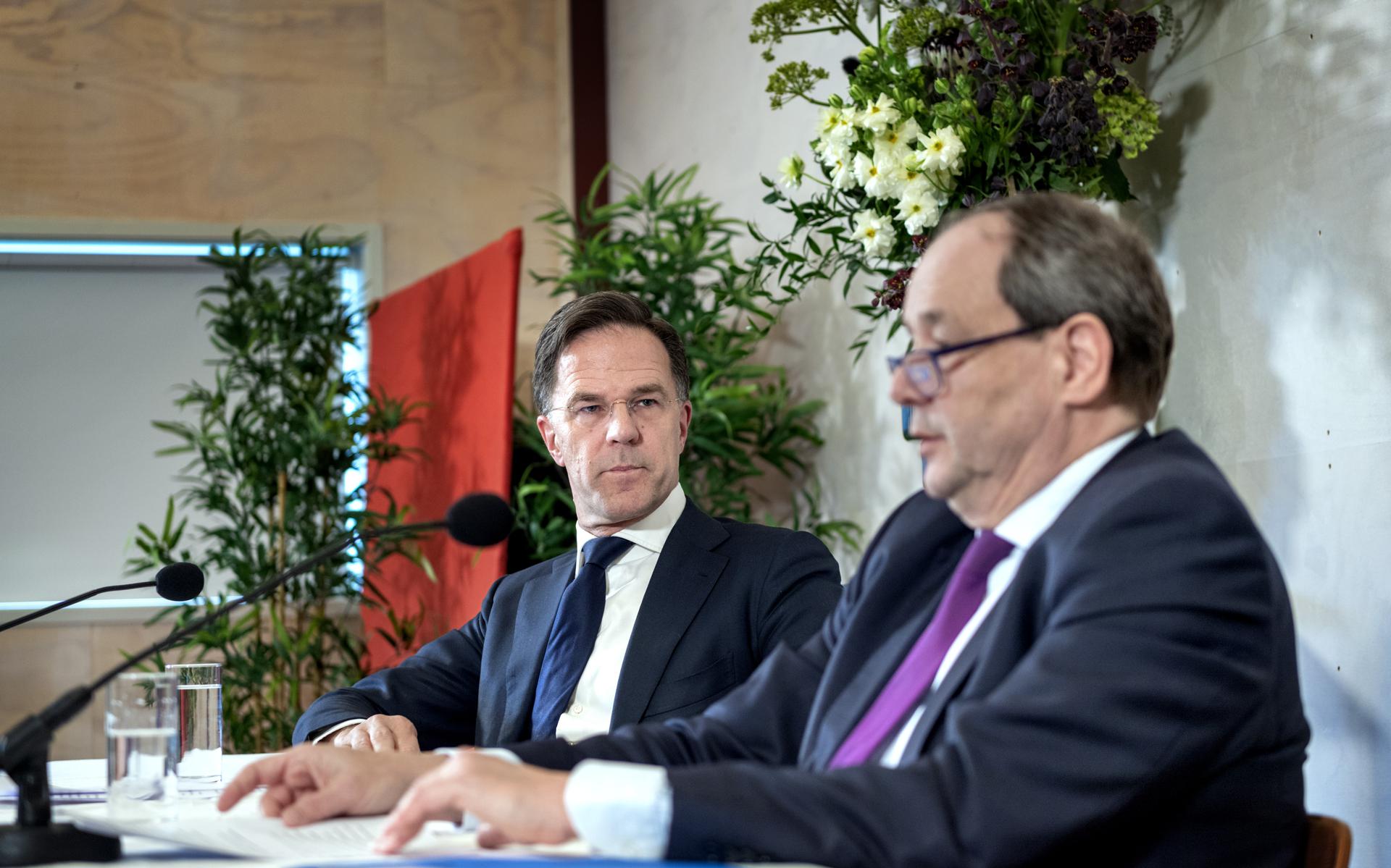 Premier Mark Rutte en staatssecretaris Hans Vijlbrief presenteren in Garmerwolde de kabinetsreactie op het rapport van de parlementaire enquête gaswinning Groningen. 