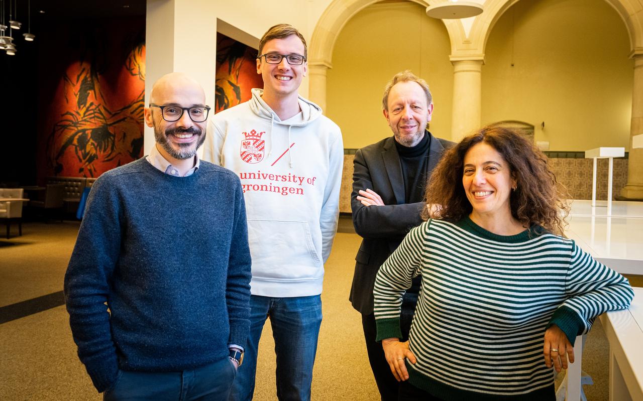 Tommaso Caselli, Wietse de Vries en hoogleraren Johan Bos en Malvina Nissim (vlnr) gespecialiseerd in ChatGTP. Tommaso Caselli, Wietse de Vries en hoogleraren Johan Bos en Malvina Nissim (vlnr) gespecialiseerd in ChatGTP.