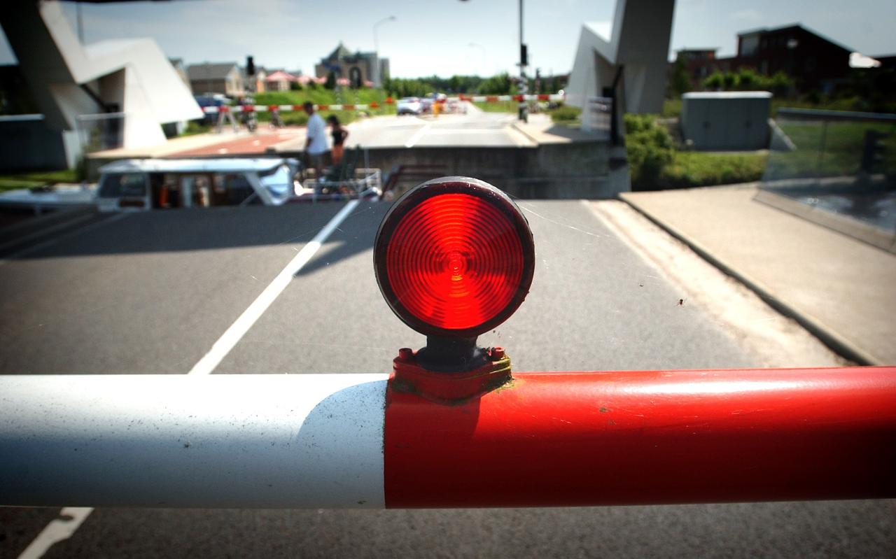 De Kloosterbrug is in de zomer vele weken gestremd voor wegverkeer. De Kloosterbrug is in de zomer vele weken gestremd voor wegverkeer.
