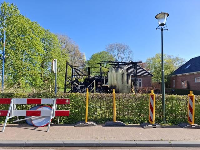 Markant rijksmonument, gele weegbrug in Warffum, door brand verwoest