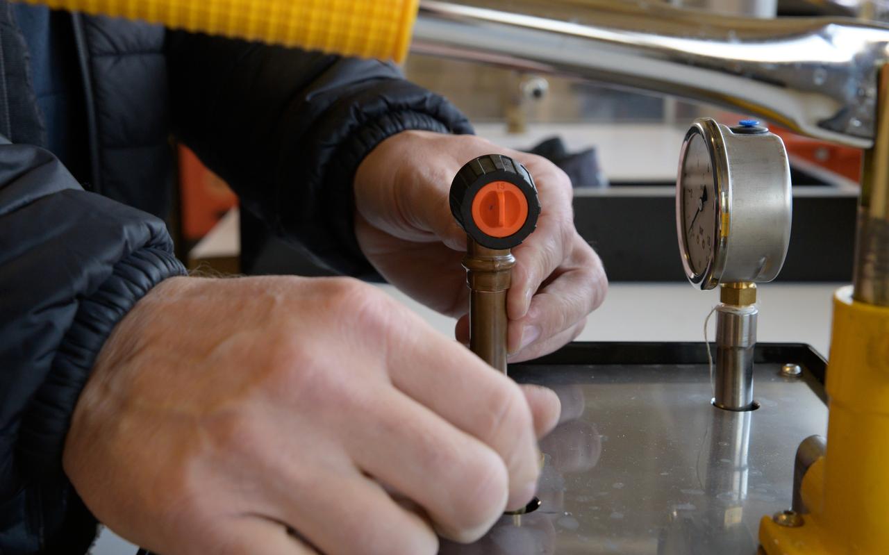 Op een testtafel zijn voorbeelden te zien van het afdopsysteem dat Roteal heeft ontwikkeld. Op een testtafel zijn voorbeelden te zien van het afdopsysteem dat Roteal heeft ontwikkeld.