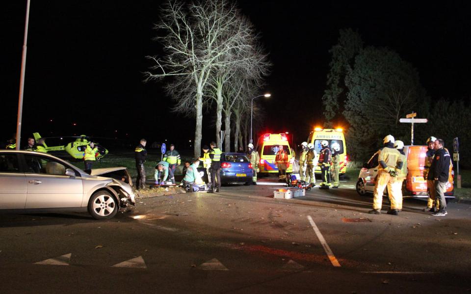 Meerdere gewonden door botsing tussen twee personenautos op kruising bij Gieterveen, traumahelikopter ter plaatse.
