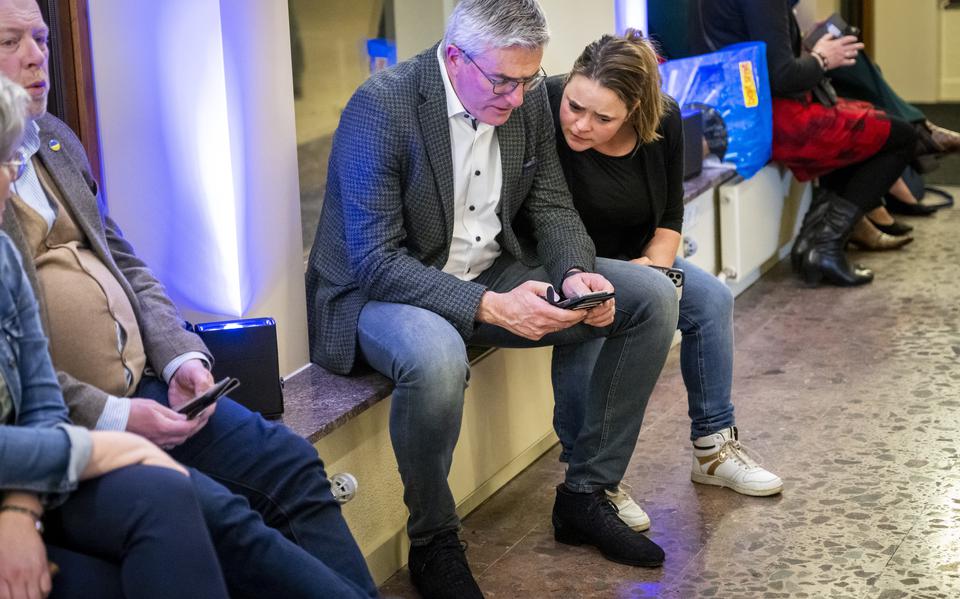 CDA-leider Henk Jumelet en zijn partijgenoot Eline Vedder kijken zorgelijk wanneer op de uitslagenavond de eerste resultaten binnenkomen.