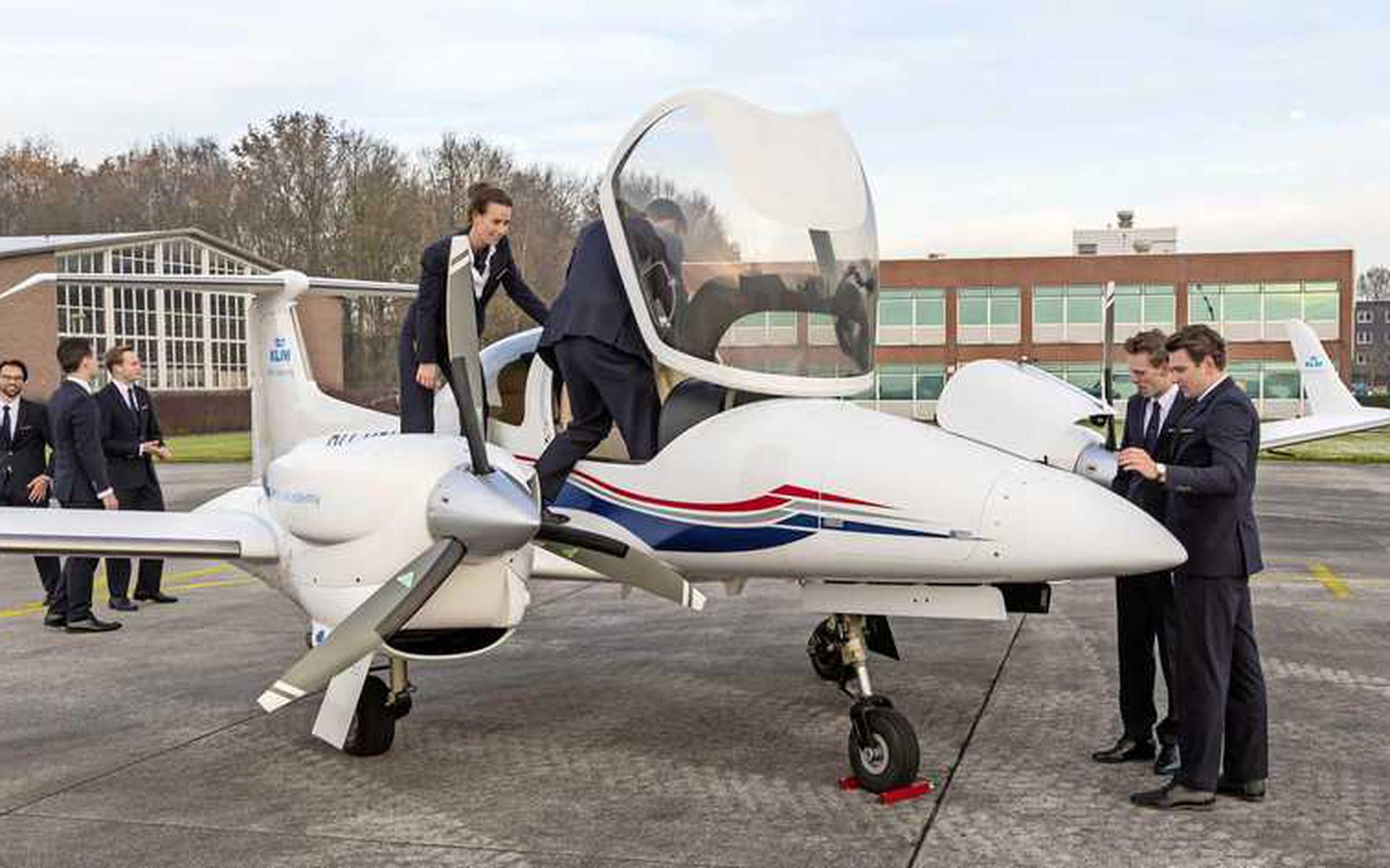 Een lesvliegtuig van de KLM Flight Academy dat de piloten van de toekomst klaarstoomt. De financiering voor de dure opleiding door ABN Amro staat op losse schroeven.