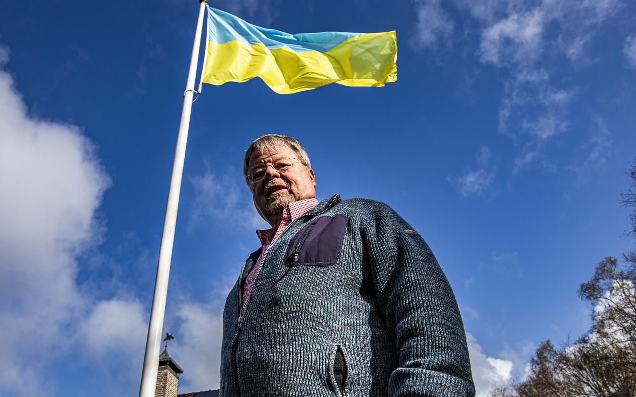 Ger Klein met vlag van Oekraine bij zijn huis. Foto: Huisman Media