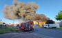 De brandweer was snel en met veel voertuigen ter plaatse aan de Emdenweg in Groningen bij de uitslaande brand in de bedrijfsloods.