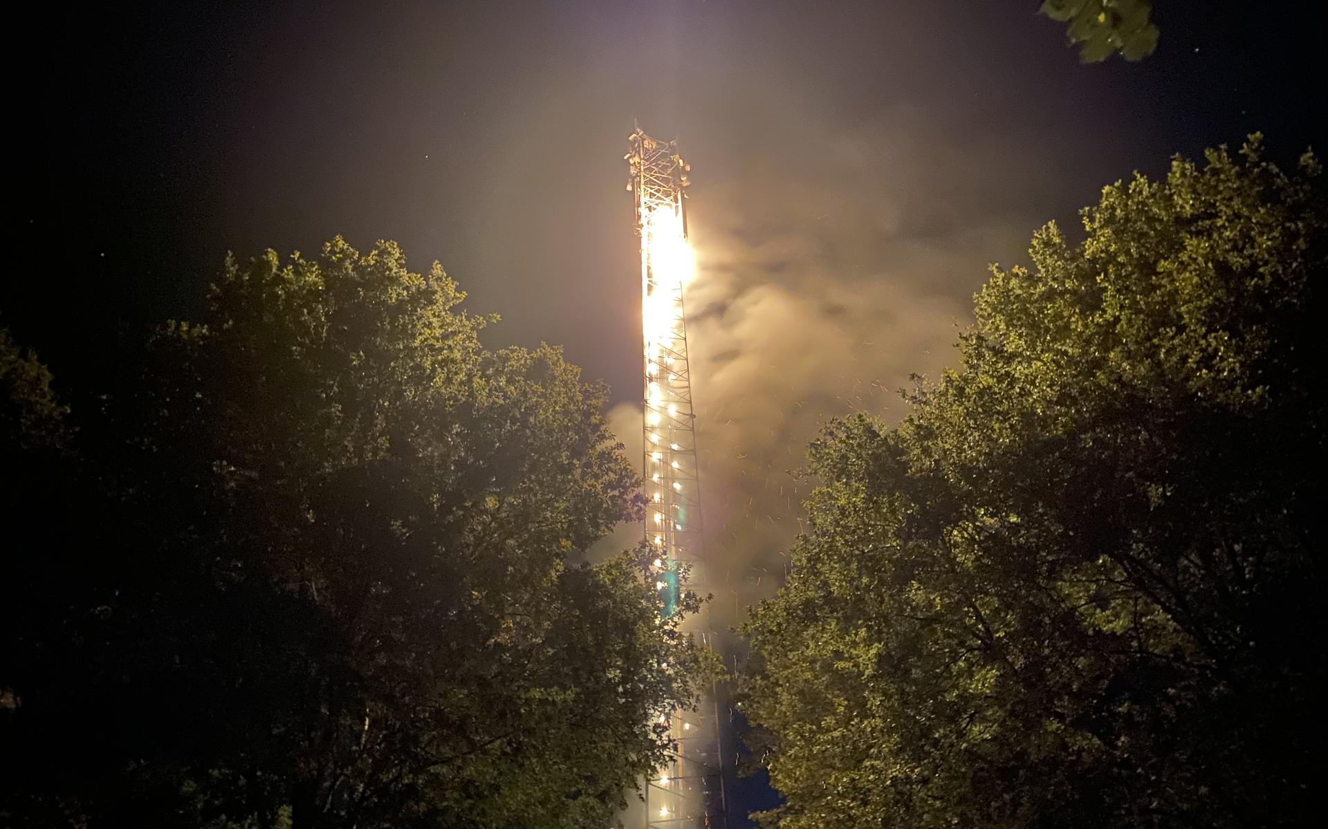 Zendmast afgebrand naast terrein VV Bargeres in Emmen