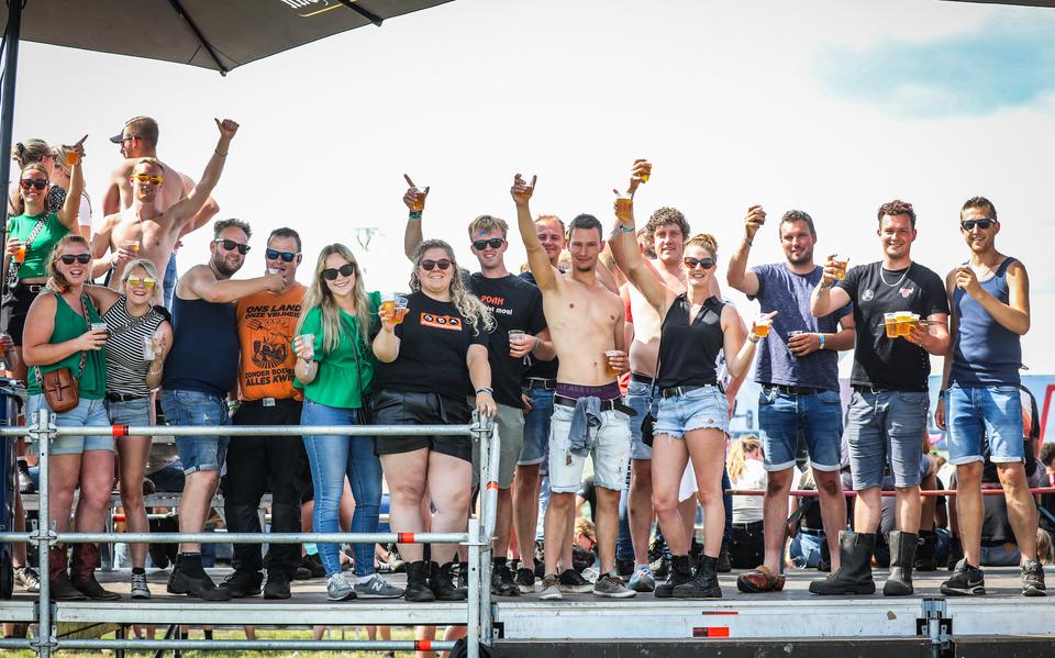 Genieten op het Boerenrockfestival in Drouwenermond. 