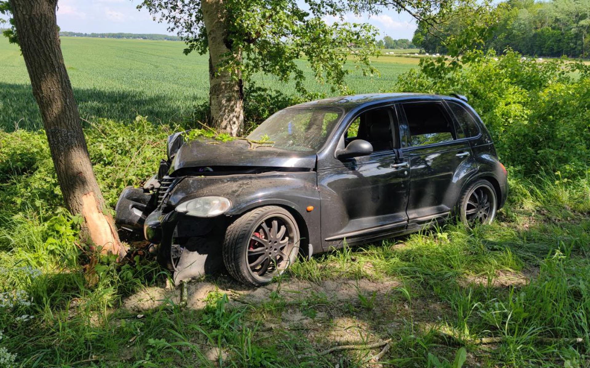 Automobilist knalt tegen boom bij Bronnegerveen en verlaat plaats ongeval