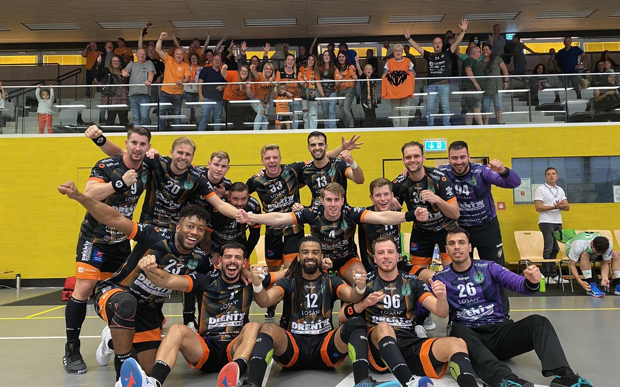 De spelers van Hurry-Up en de meegereisde supporters uit Zwartemeer vieren feest in Luxemburg. De spelers van Hurry-Up en de meegereisde supporters uit Zwartemeer vieren feest in Luxemburg.