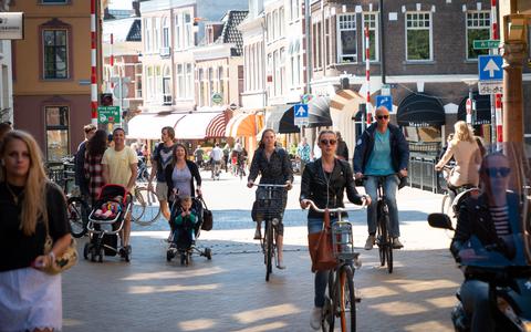 Fietsers en wandelaars in de Brugstraat in het centrum van Groningen.