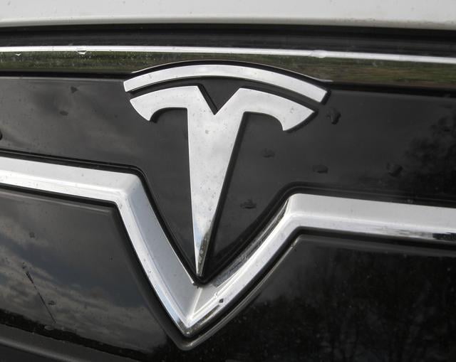 Man (34) uit Delfzijl crasht Tesla met 162 kilometer tegen lantaarnpaal na 6 halve liters. ‘Heb veel
