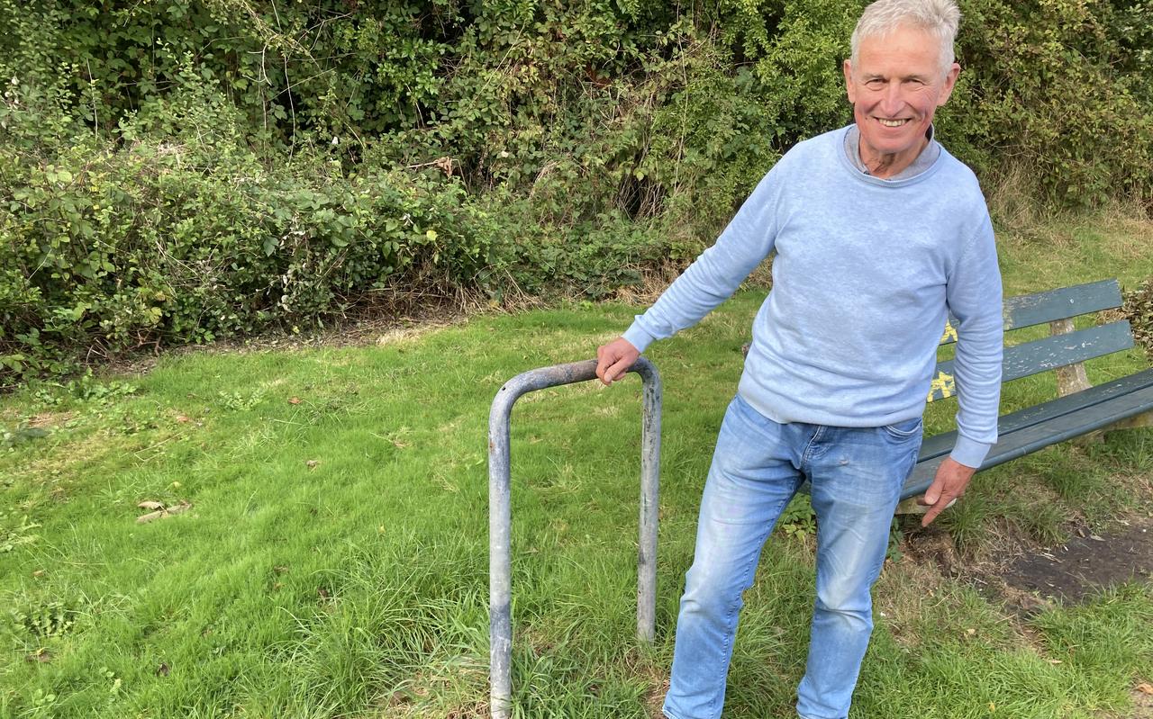 Tolberter Jan van der Have bij de plek waar de afvalbak van de gemeente nu al maandenlang verdwenen is. Westerkwartier negeert de meldingen tot nu toe. Tolberter Jan van der Have bij de plek waar de afvalbak van de gemeente nu al maandenlang verdwenen is. Westerkwartier negeert de meldingen tot nu toe.