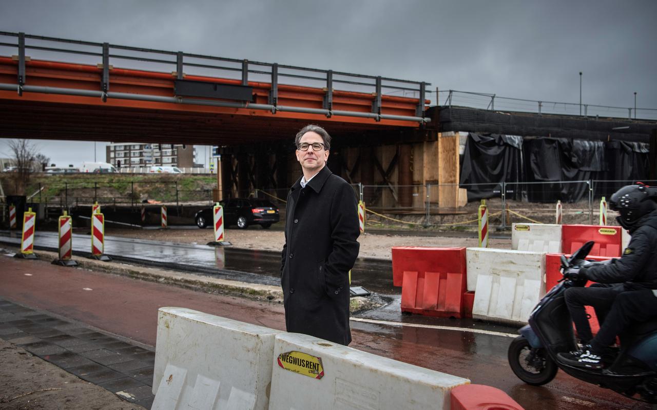 Directeur Joost van de Beek van Aanpak Ring Zuid bij de tijdelijke brug die in het kader van Operatie Julianaplein is aangelegd. De komende maanden wordt een tijdelijke verkeersplein, de Tijdelijke T, aangelegd zodat Combinatie Herepoort de ruimte heeft om het bestaande Julianaplein af te breken en opnieuw op te bouwen. Directeur Joost van de Beek van Aanpak Ring Zuid bij de tijdelijke brug die in het kader van Operatie Julianaplein is aangelegd. De komende maanden wordt een tijdelijke verkeersplein, de Tijdelijke T, aangelegd zodat Combinatie Herepoort de ruimte heeft om het bestaande Julianaplein af te breken en opnieuw op te bouwen.