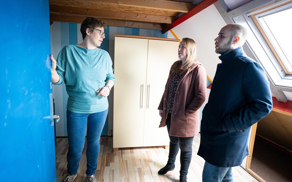 Jennifer van der Krogt en Hans Zijlstra op de zolder van Richard en Annet Zijlstra (links), die hun woning in Assen willen verkopen.