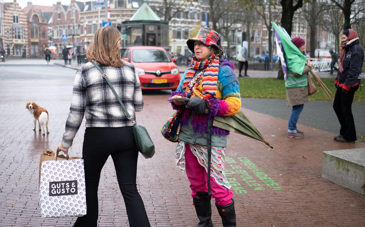 Extinction Rebellion Groningen organiseert een protestmars tegen Black Friday. Ze delen ook flyers uit aan het winkelend publiek.