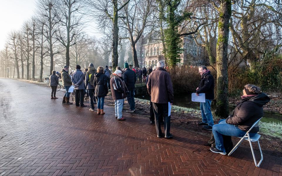Een lange rij wachtenden bij het gemeentehuis in Winsum. 