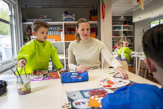 Barbera (40) uit Groningen geeft kermiskinderen les in een rijdende school. ‘Uitdagend om ze iets te
