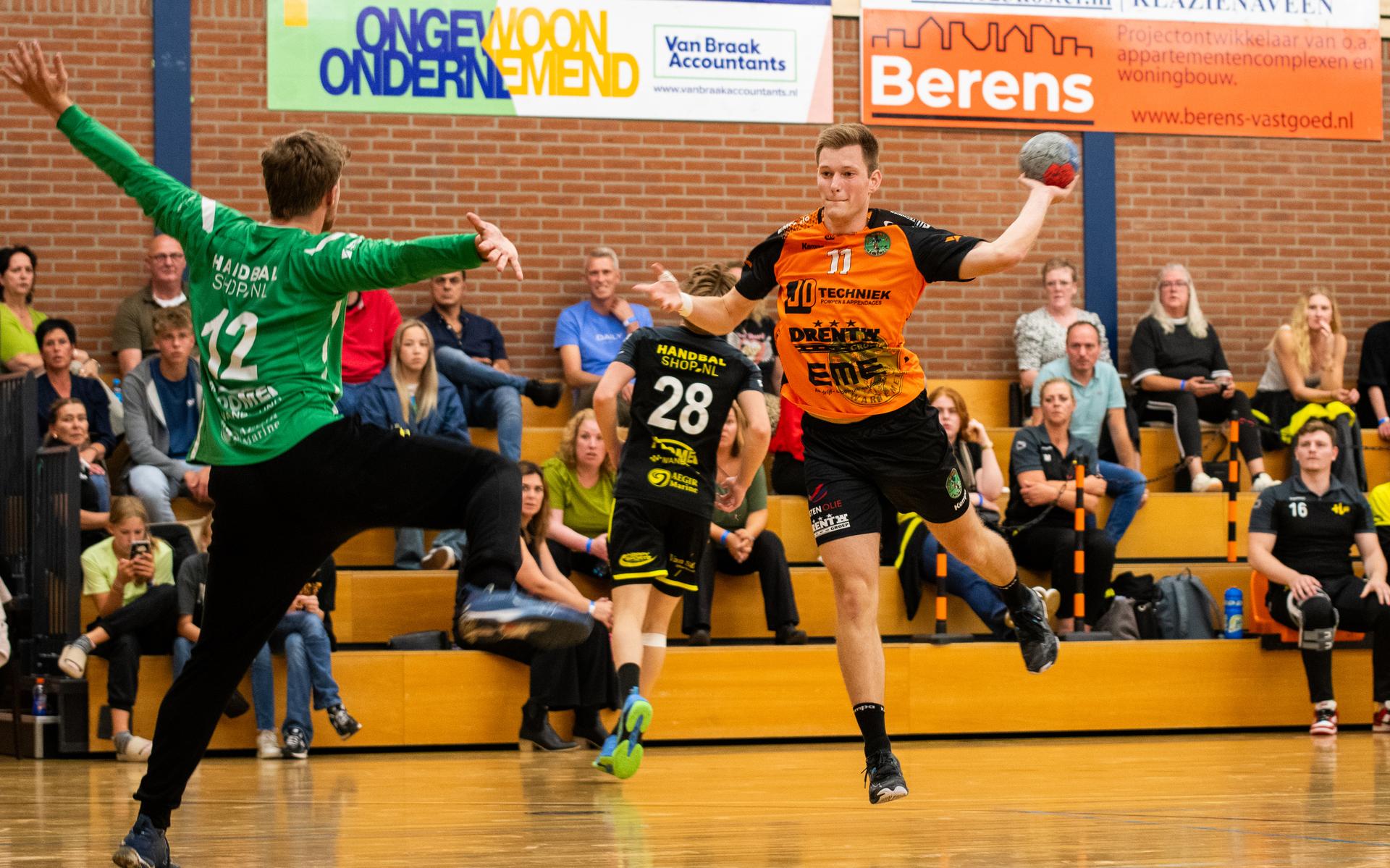Oeps, uitblinker Sander Bos moet rondje geven. Hij maakt in Zwartemeer de 40ste voor handballers Hur