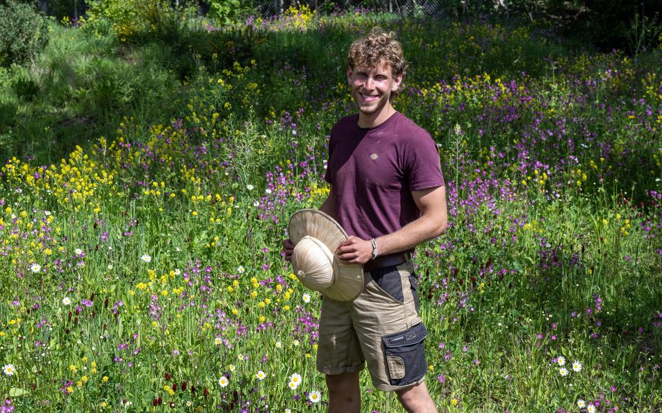 Hovenier Niels Visser in  Ecodorp Land van Aine in Ter Apel. 