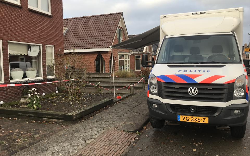 Het onderzoek is nog volop gaande, toch is al een bos bloemen neergelegd.