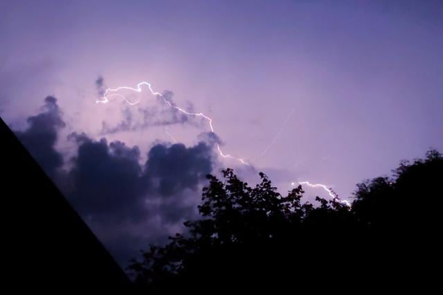 Forse onweersbuien in Drenthe en Groningen. KNMI geeft code oranje af