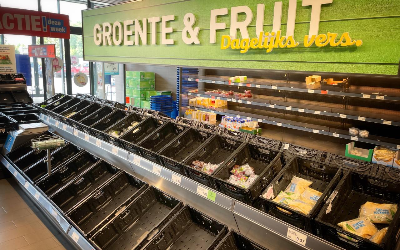 Lege groenteschappen bij een Aldi-supermarkt door de acties van de boeren. Vooralsnog komen er weinig klachten van klanten.