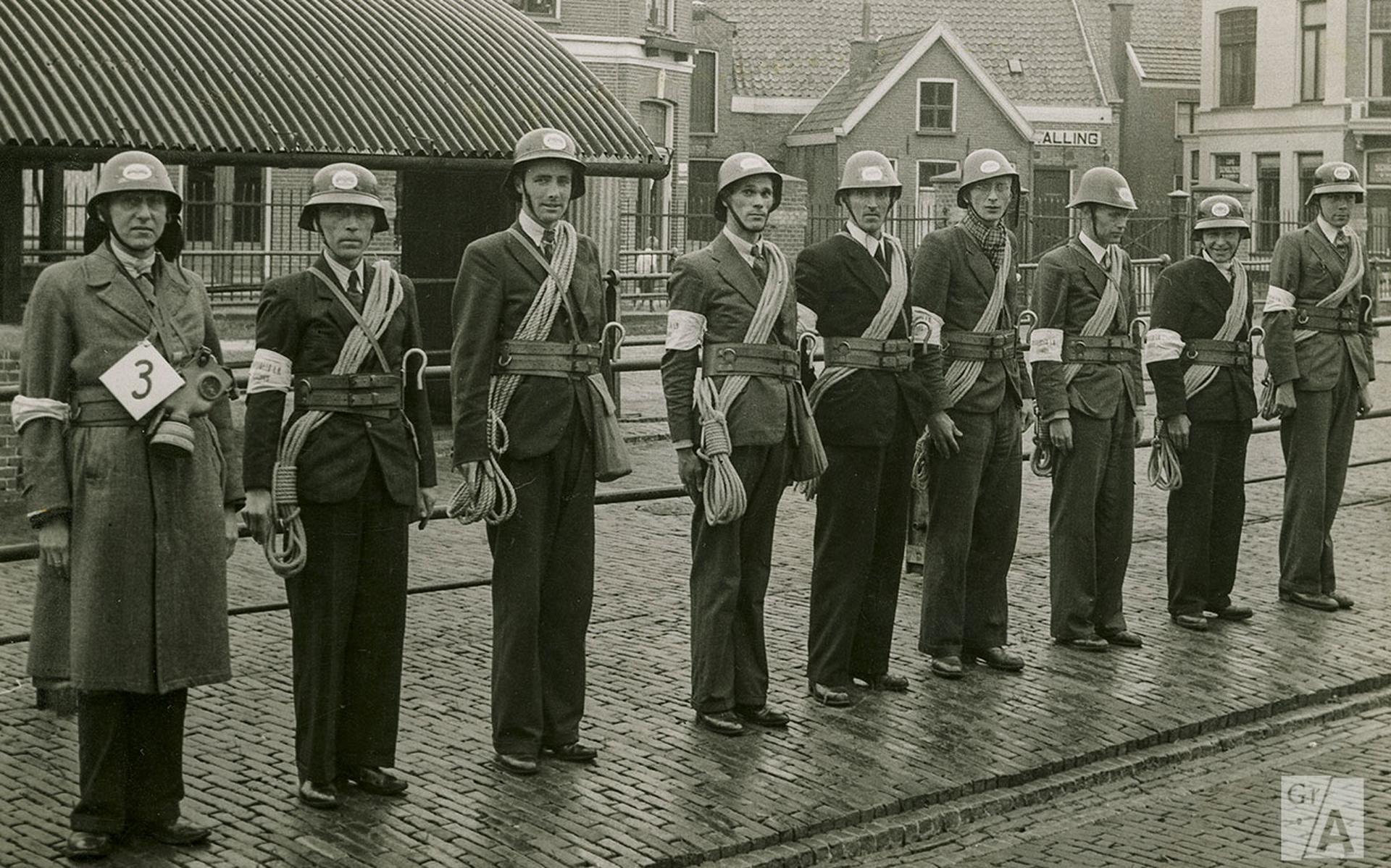 Vrijwilligers Reddingsgroep Oosterpoort B.B Groningen Staan In 1954 ...