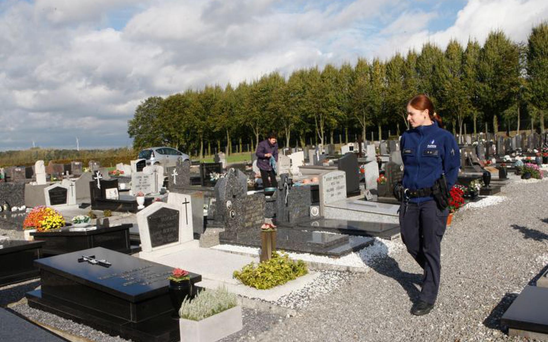 Foto ter illustratie. De politie trof de dame, verscholen onder een struik, aan op het kerkhof in Waanrode. 
