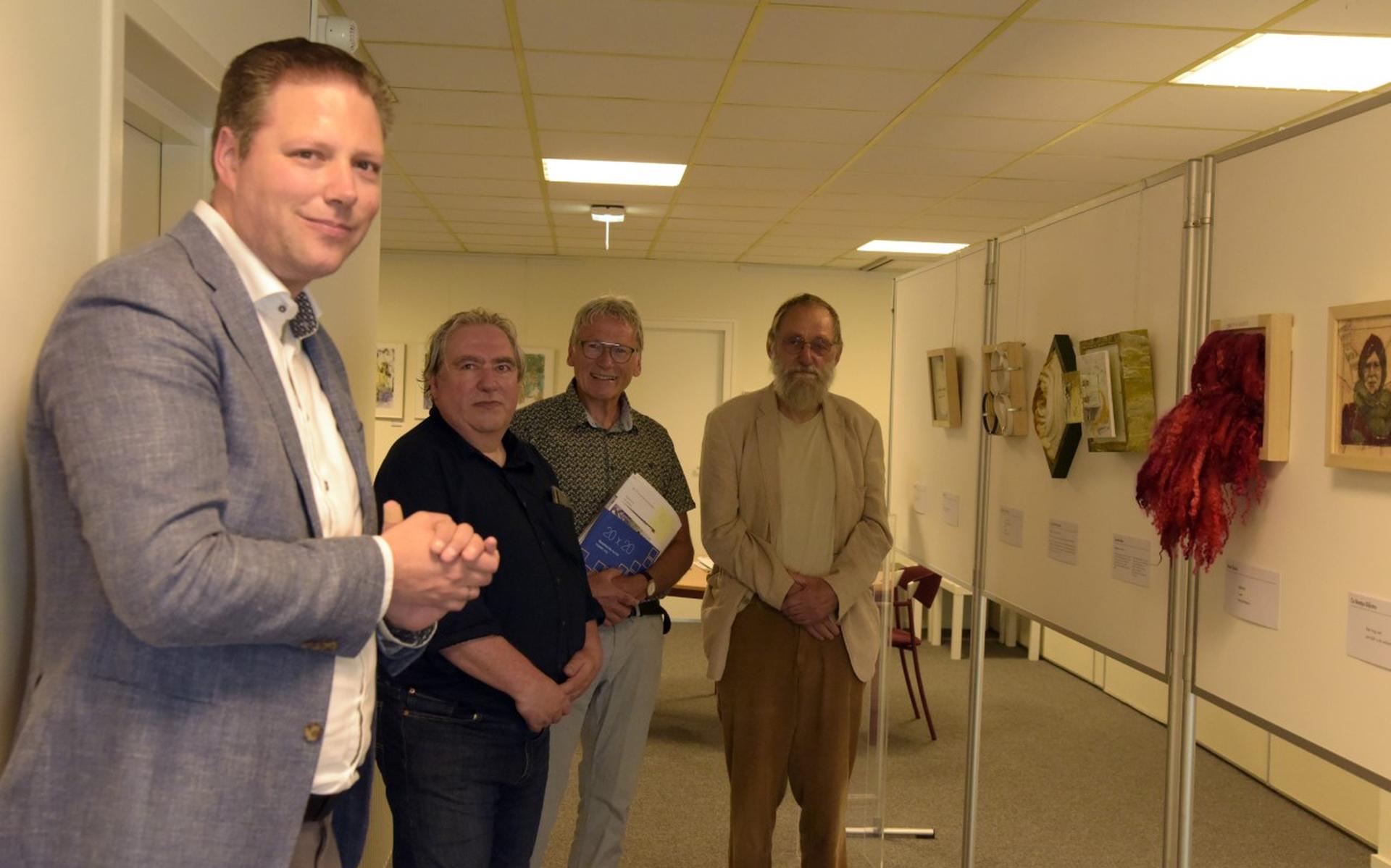 Kunst en cultuur snuiven in de Aventurijn. Wethouder Dennis Bouwman bewondert twee exposities - Dagb