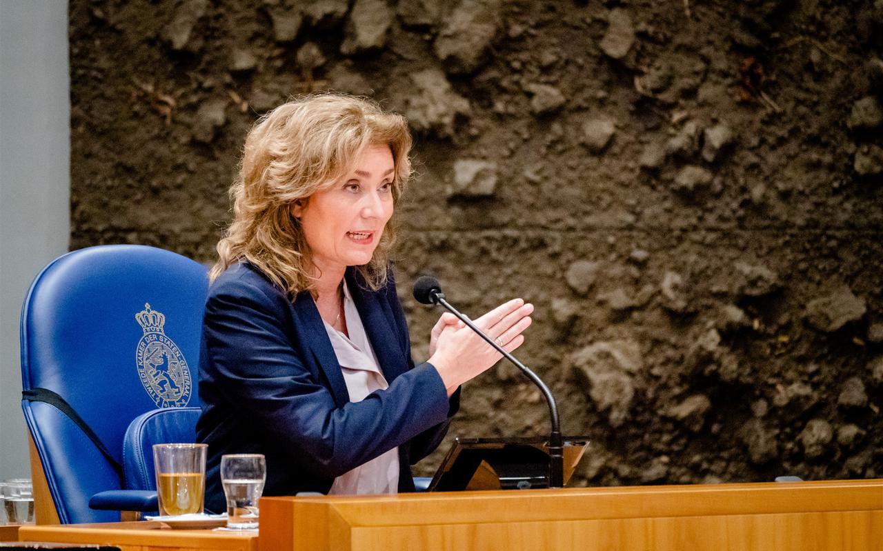 Kamervoorzitter Vera Bergkamp tijdens het debat in de Tweede Kamer over de ontwikkelingen rondom het coronavirus. 