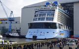 In betere tijden. Cruiseschip Ovation of the Seas gaat uit het dok van Meyer Werft.