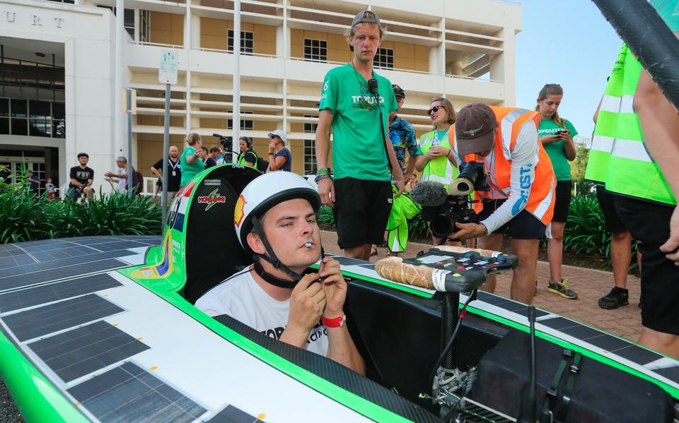 Coureur Vincent Taselaar maakt zich klaar voor de succesvolle rit op het circuit in Darwin. FOTO EPA