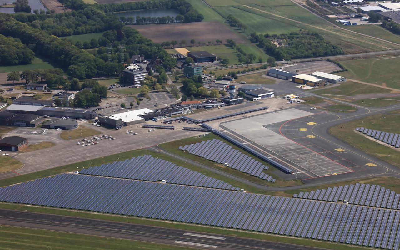 Het nieuwe bedrijventerrein van Groningen Airport Eelde moet langs de oude start (onderaan de foto) komen.