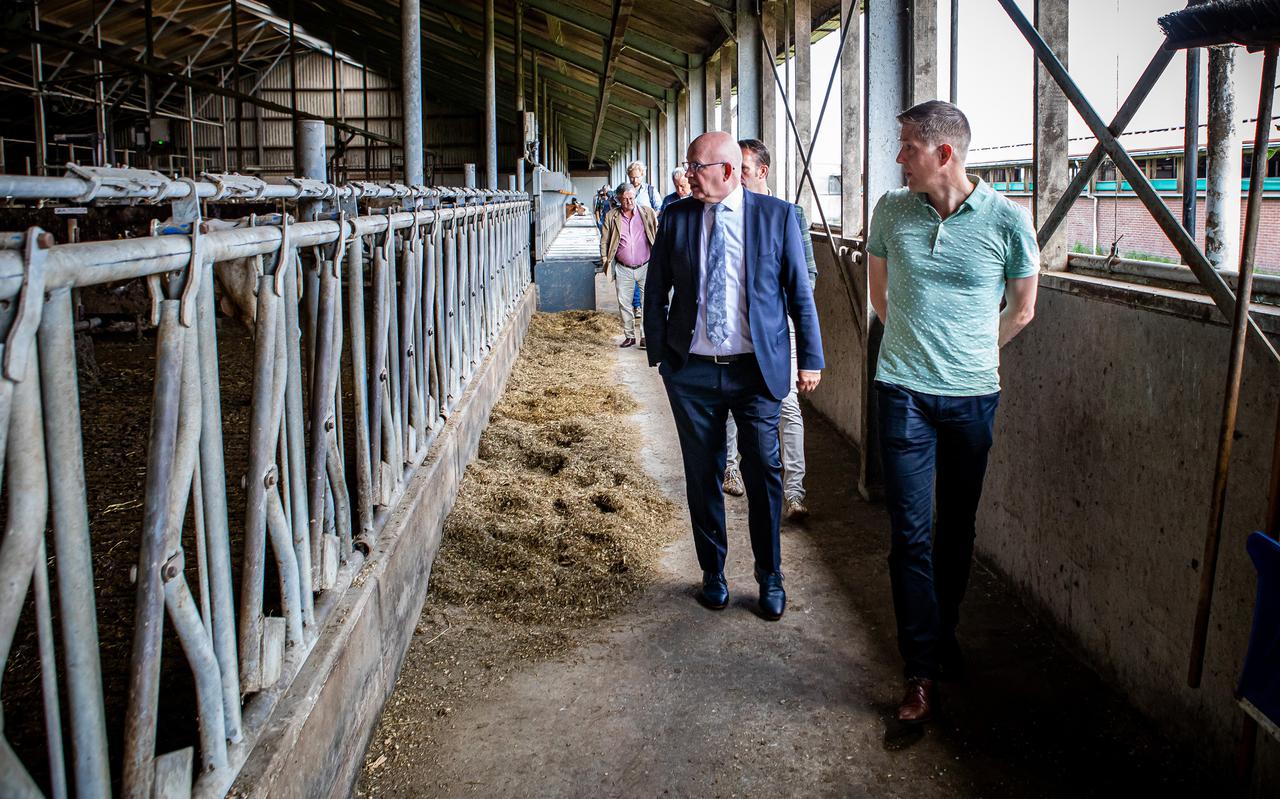 Landbouwminister Staghouwer op werkbezoek bij melkveebedrijf Duursma in Bellingwolde.
