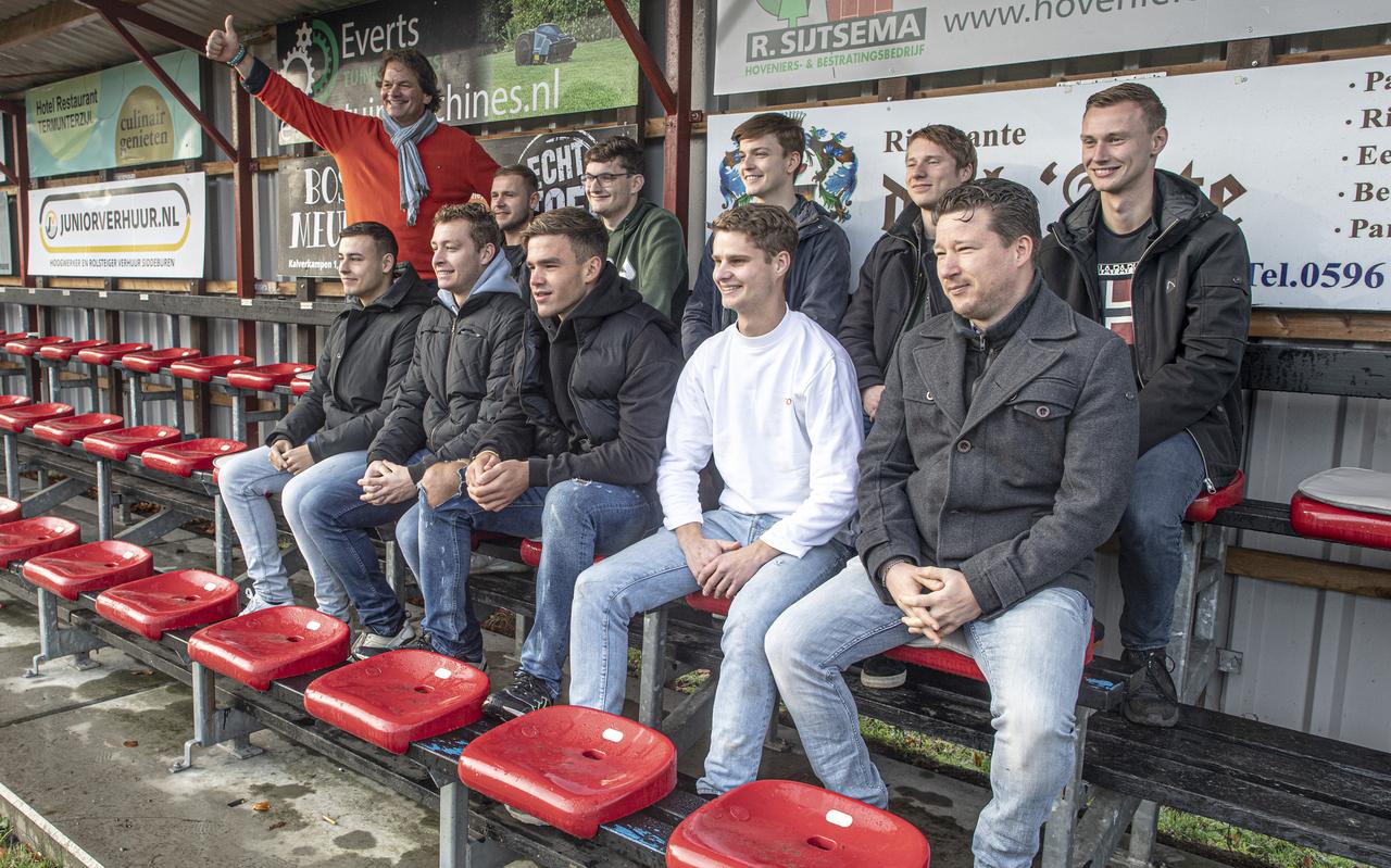 Het oude F1 team op de foto met prof Thijs Dallinga (midden voorste rij). Zijn vader Eisse Reint Dallinga was destijds hun leider. Het oude F1 team op de foto met prof Thijs Dallinga (midden voorste rij). Zijn vader Eisse Reint Dallinga was destijds hun leider.