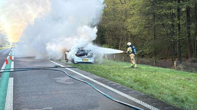 N34 tussen Gasselte en Borger hele ochtend dicht na brand elektrische auto