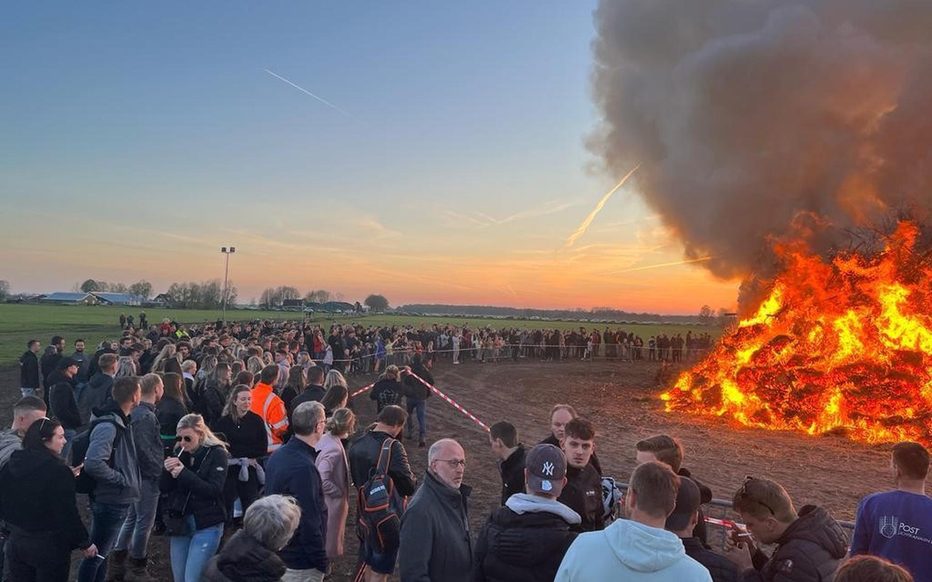 Paasvuren branden weer na twee jaar corona. In Uffelte gebeurt dat zonder feest en na een minuut sti
