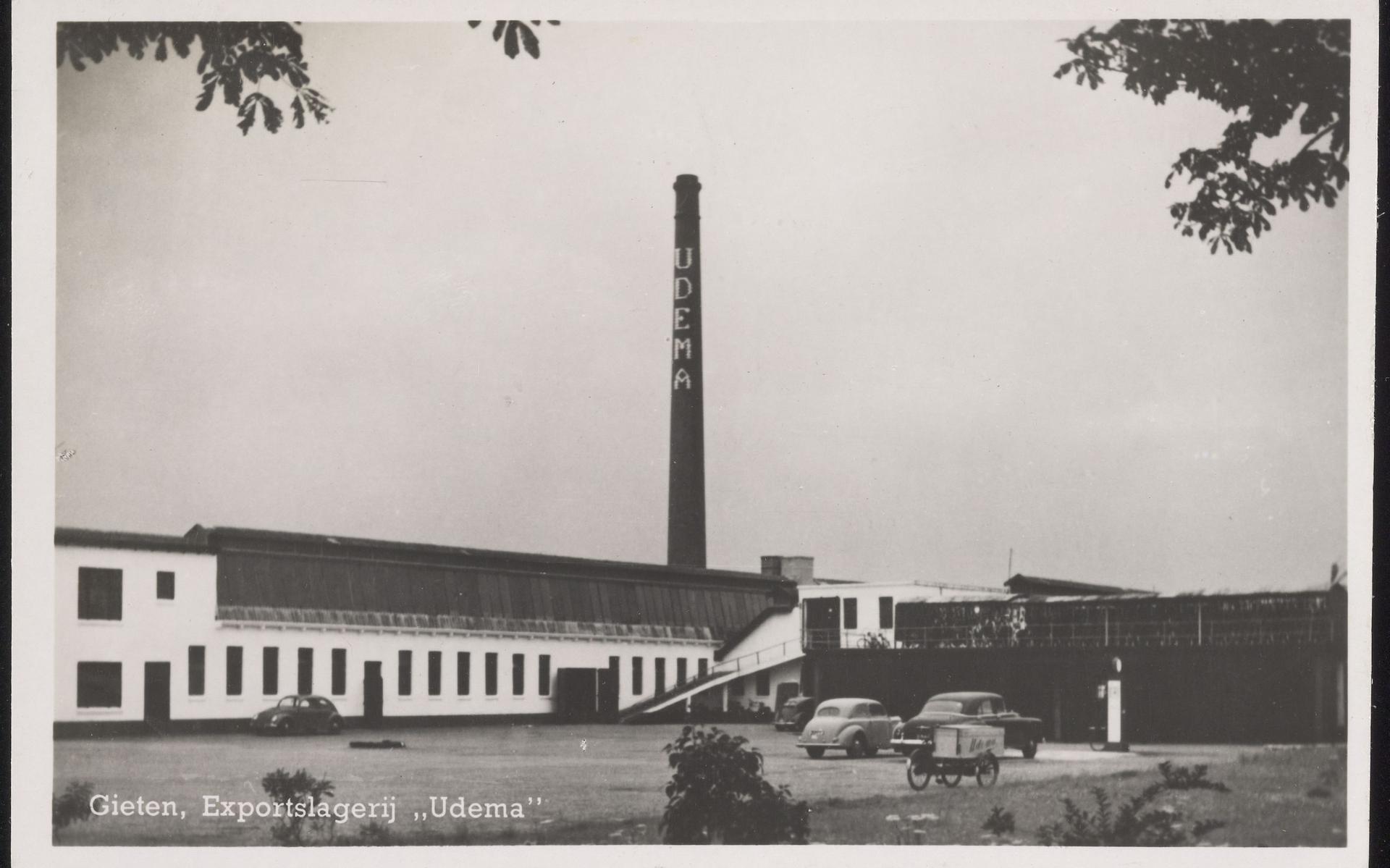 Udema’s exportslachterij in 1945, met de kenmerkende fabriekspijp goed zichtbaar. Foto: Drents Archief, collectie Ansichten