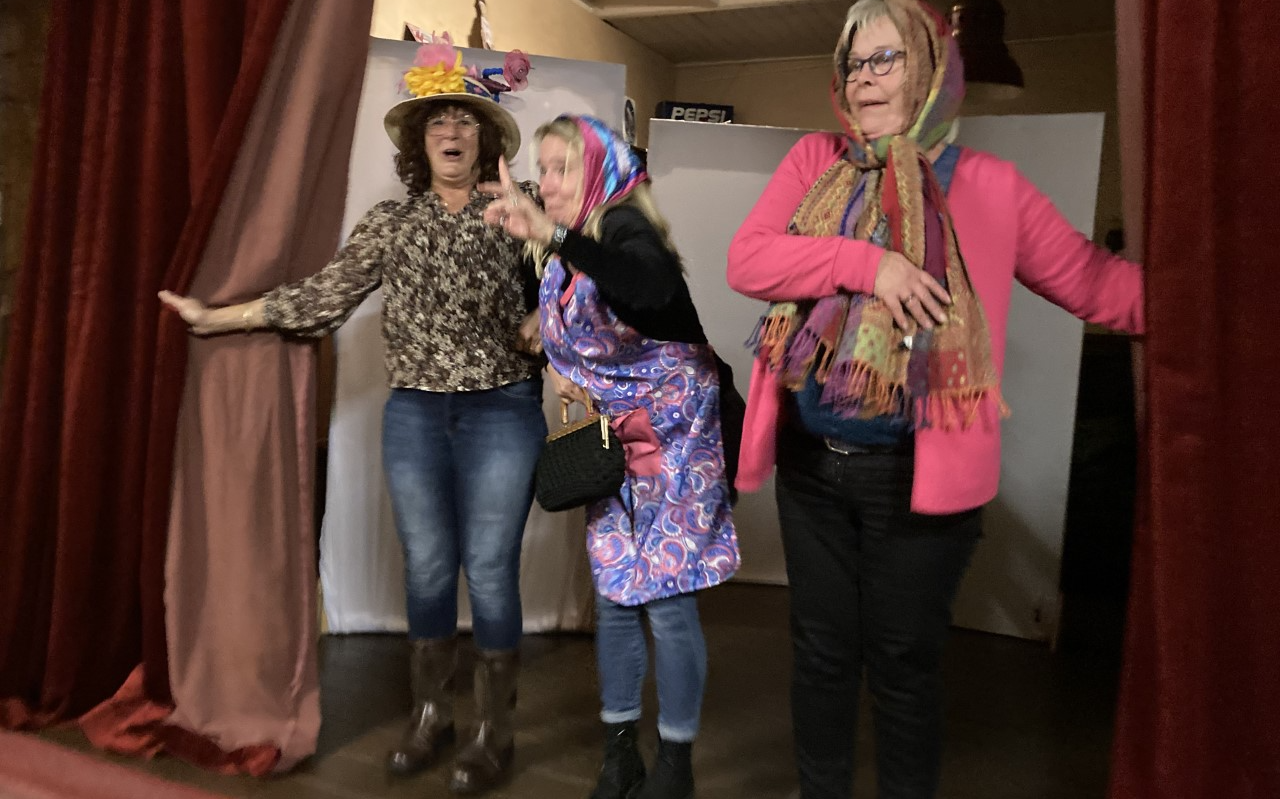 Een dolkomische scène uit de jubileumvoorstelling 'Achter de schermen' van toneelvereniging Gastvrij in Grootegast. Een dolkomische scène uit de jubileumvoorstelling 'Achter de schermen' van toneelvereniging Gastvrij in Grootegast.
