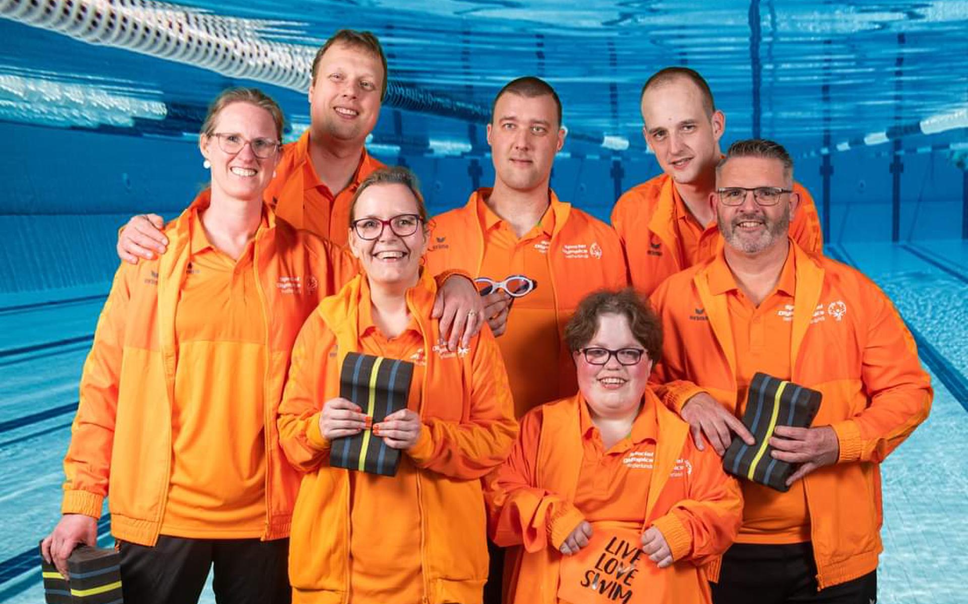 Zwemteam De Brug Midden-Groningen - met zwemmers Nicole, Risette, Jan, Rolf, Patrick en coaches Yvette en Martijn - bereidt zich voor op de Special Olympics World Games 2023 in Berlijn.