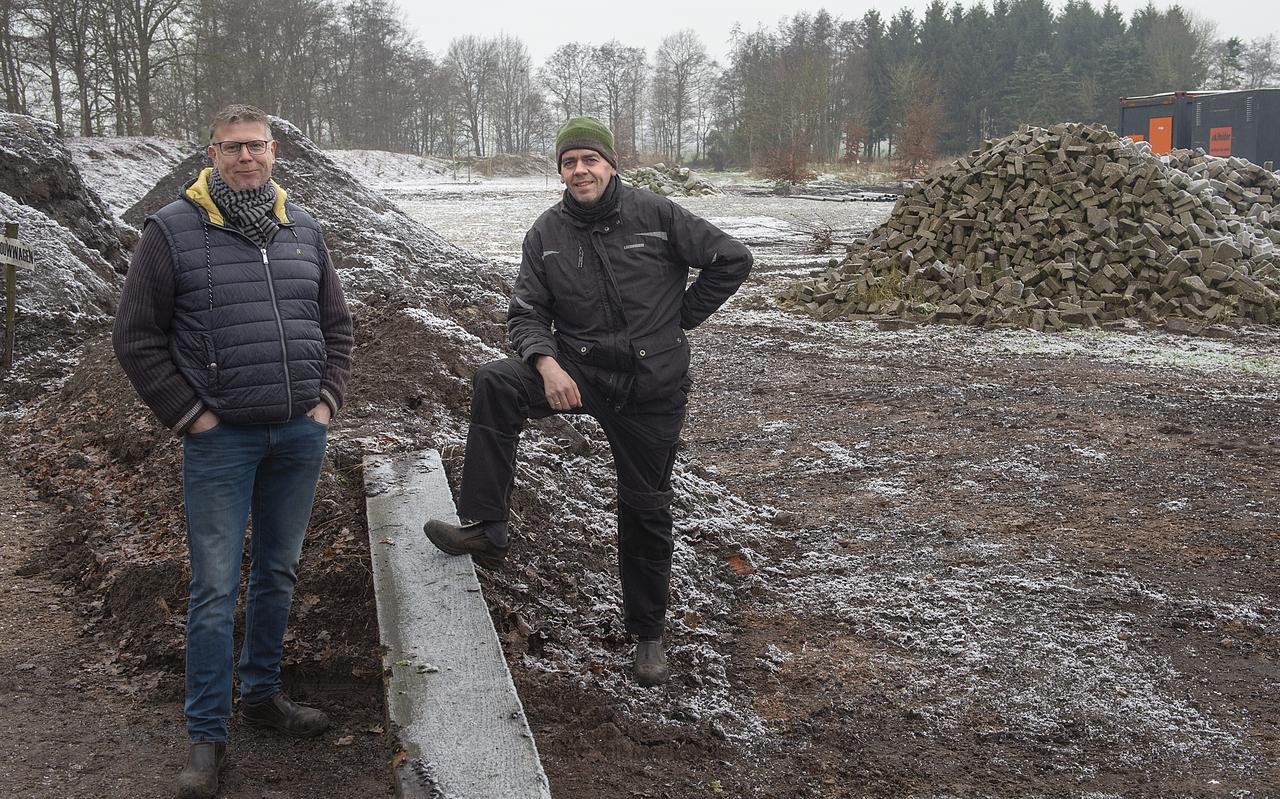 Eric (links) en Marko Mulder bij de ingang van het toekomstige vakantieparkje. Eric (links) en Marko Mulder bij de ingang van het toekomstige vakantieparkje.