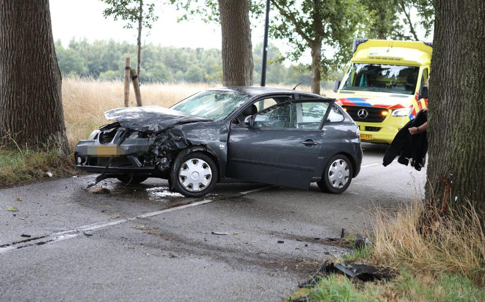 Automobilist raakt gewond na botsing tegen boom op Hoofdweg tussen Blijham en Wedde.