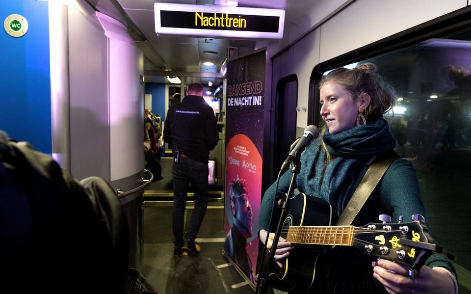 Singer-songwriter Esther de Jong treedt op in de eerste nachttrein van Groningen naar Schiphol.
